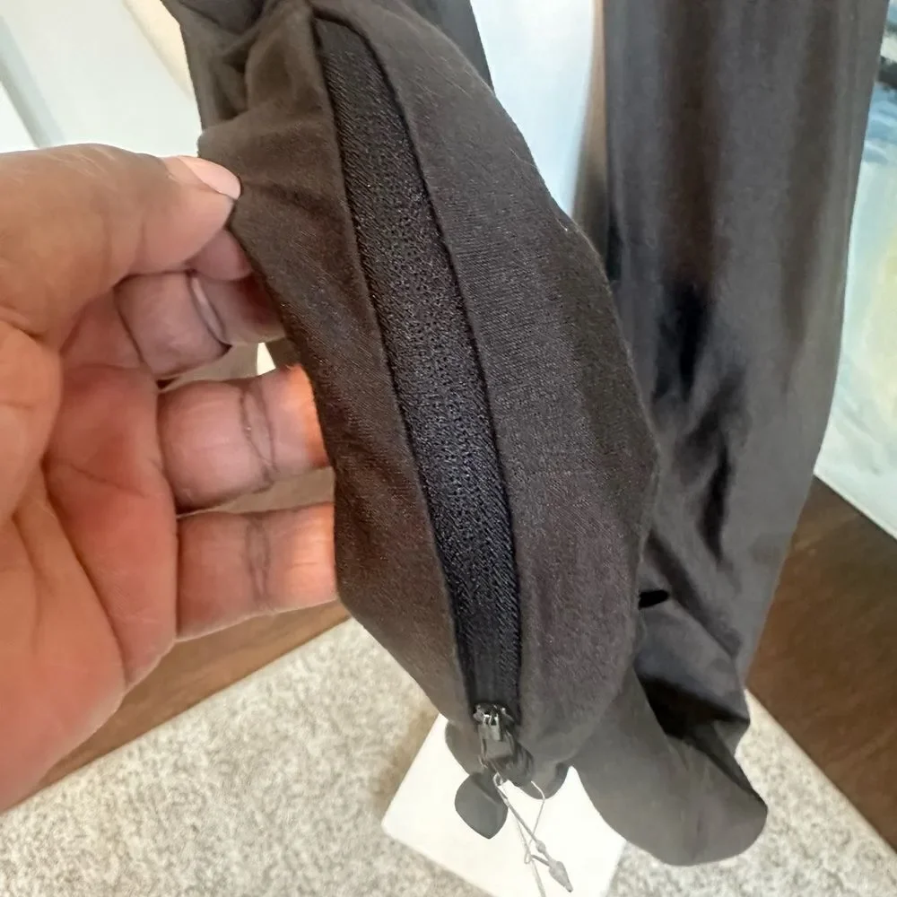 Beyond Yoga zippered pocket